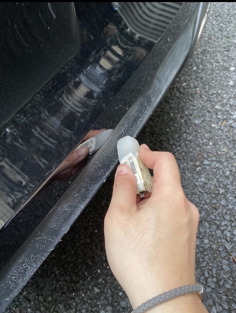 車にワックスが付着して取れない 未塗装樹脂に付着したワックスを簡単に取る方法は消しゴムだった